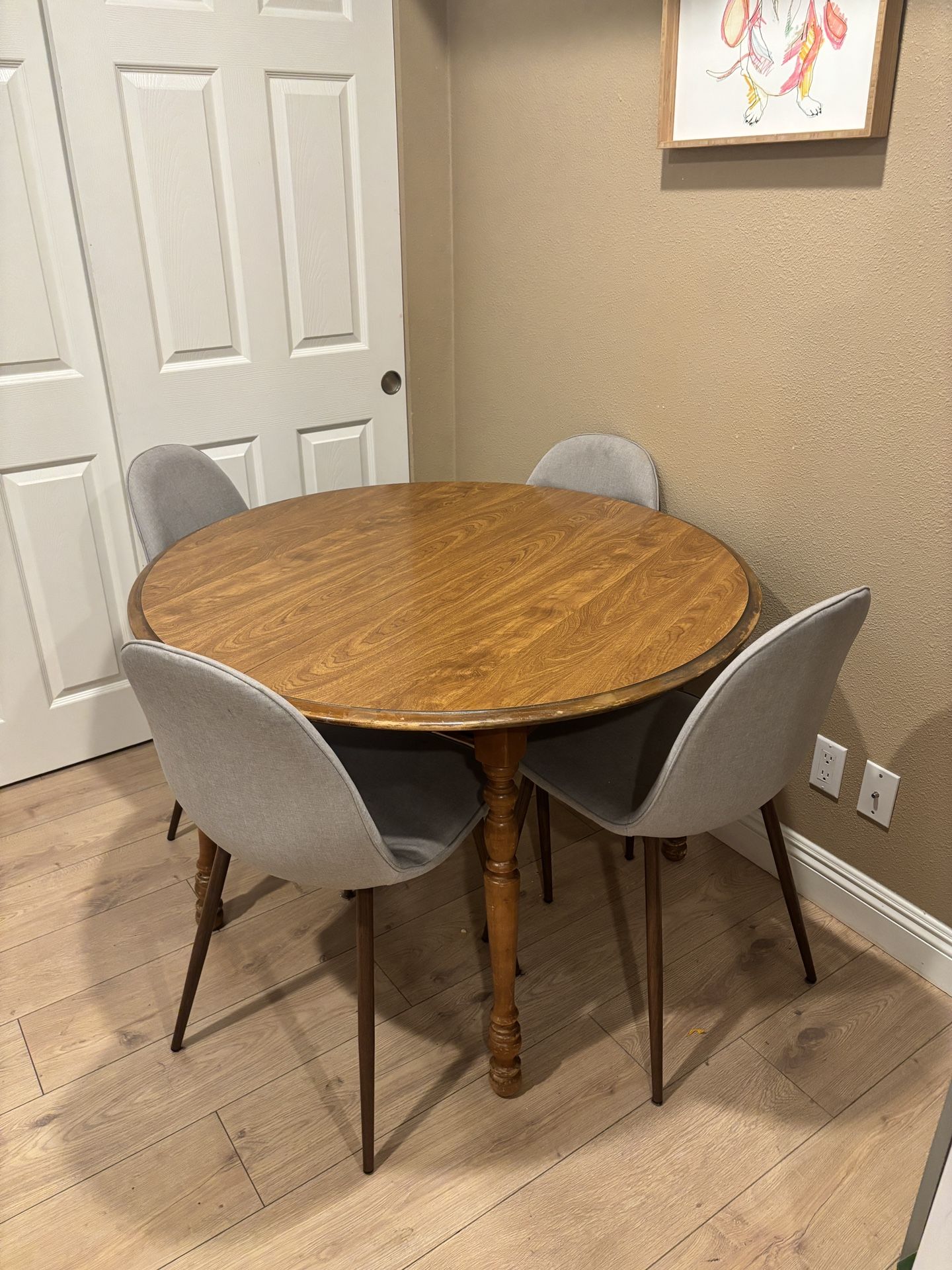 Round Dining Table And Chairs