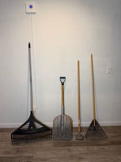 Yard Tool Set – 2 Rakes and Shovel husky