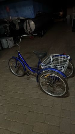 Three wheel bicycle with basket