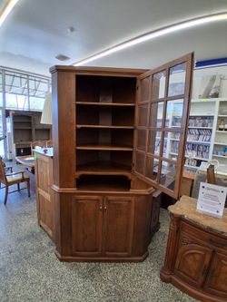 Corner hutch