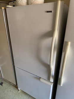 Kenmore Bottom Freezer Refrigerator – Works, Needs Cleaning