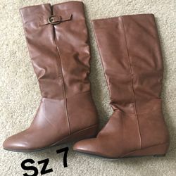 Brand New Brown Wedge Boots size 7 Botas Cafe para mujer