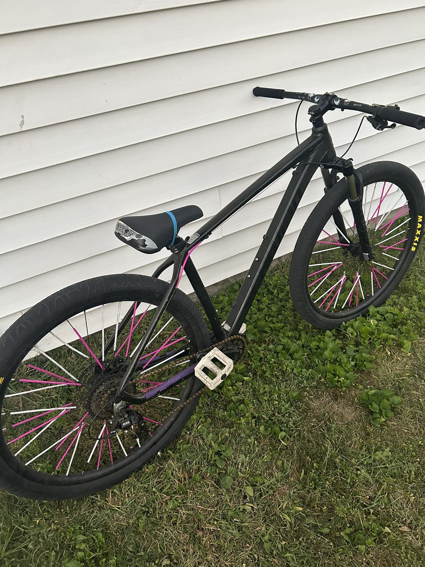 Schwinn Axum 29 Inch 8 Speed Wheelie Bike.