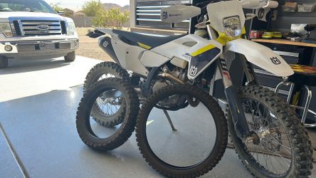Enduro tires for motorcycle