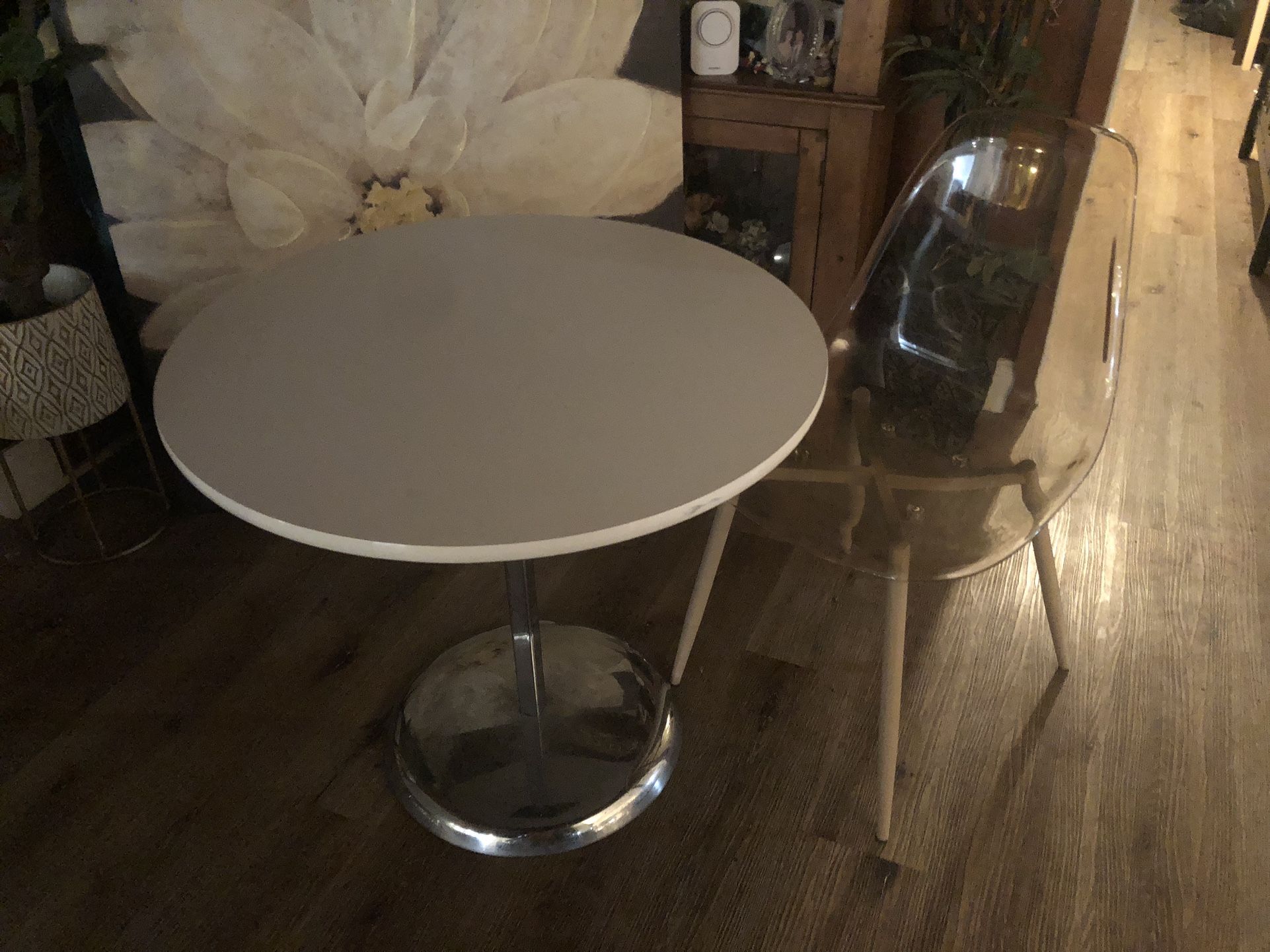 Cute Tulip Table With Ghost Chair