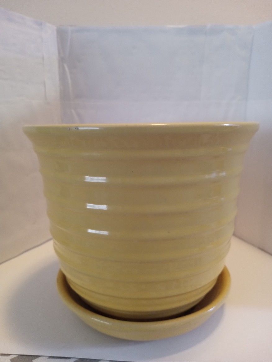 Garden&Home 8.5 Inch Yellow Indoor Ceramic Plant Pot with  Attached Saucer