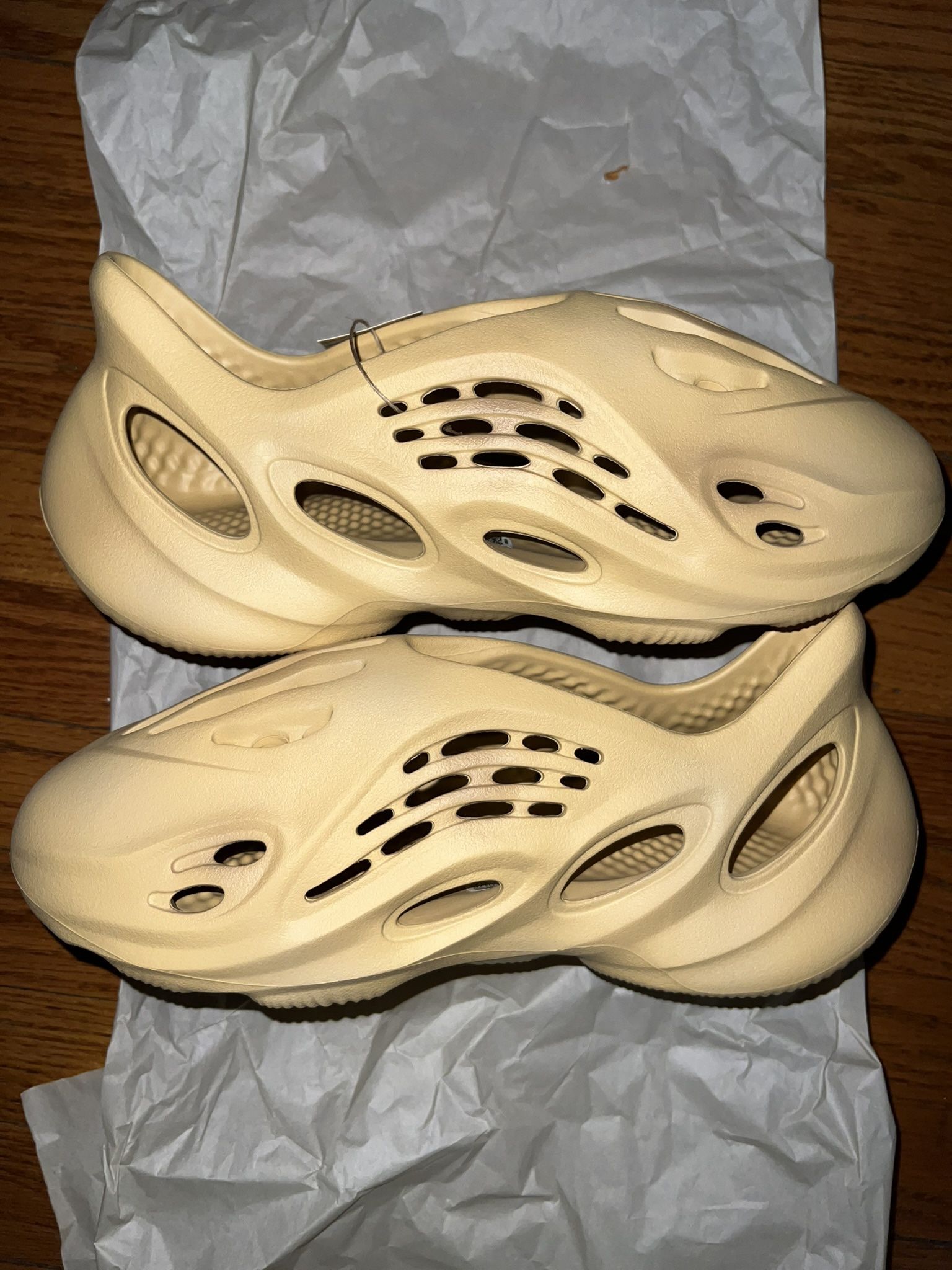 adidas Men’s Yeezy Foam Runner Desert Sand Size 12 GV6843