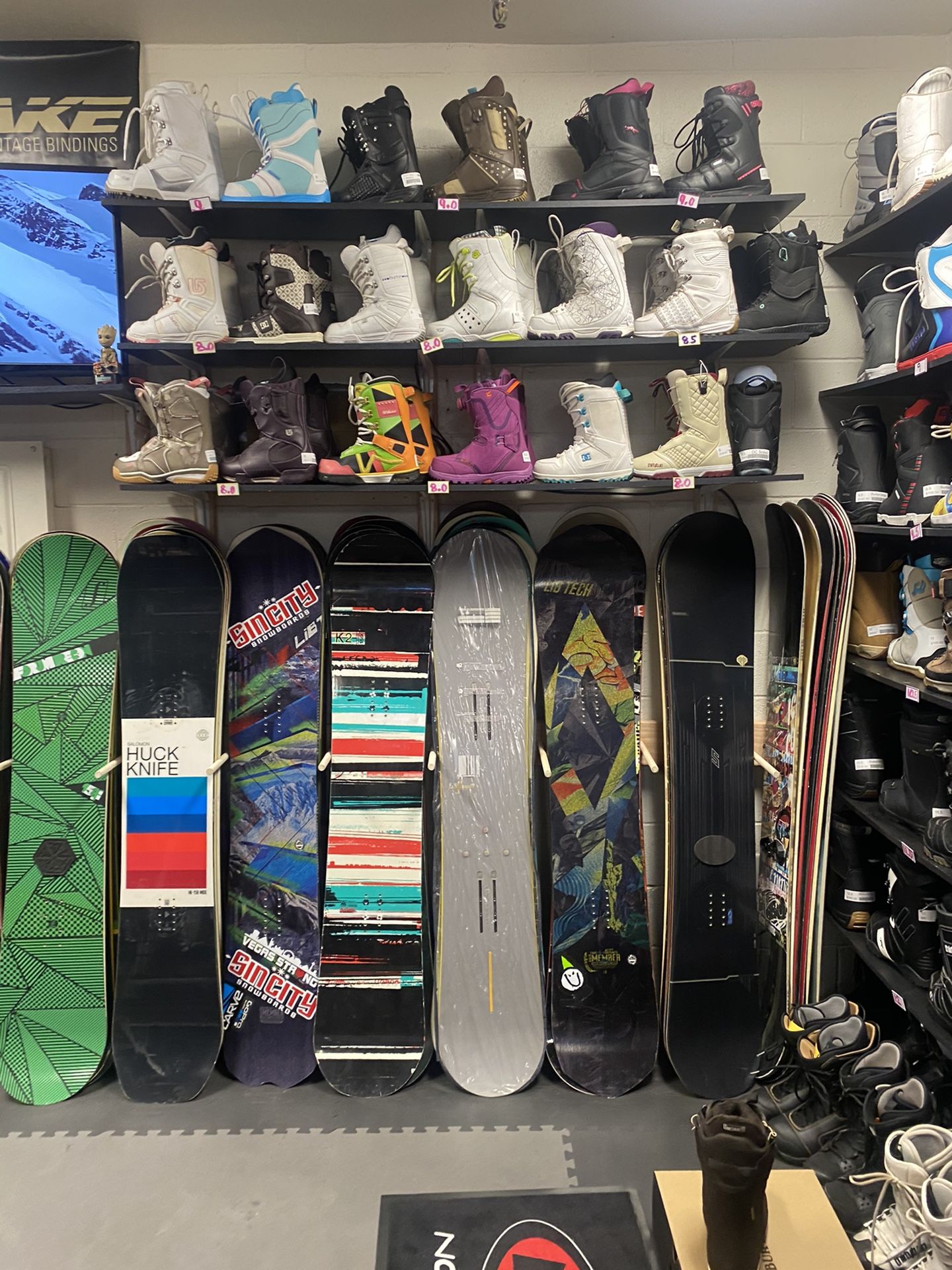 new Burton amplifier 157 snowboard for Sale in Las Vegas, NV - OfferUp