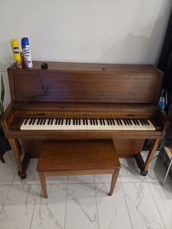 1982 Model 2960 Wurlitzer Piano