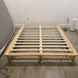 Japandi Low Profile Wood Platform Bad Queen - Living Spaces