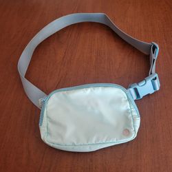 Lululemon Everywhere Belt Bag 1L Icing Blue Crossbody Fanny Pack.
Perfect shape, like new. See the photos.
1L carrying capacity. Water-resistant exter