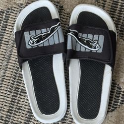 UNISEX PUMA OPEN TOED SANDALS IN A SIZE 42 OR US SIZE 9-10 BRAND NEW BUT NO BOX