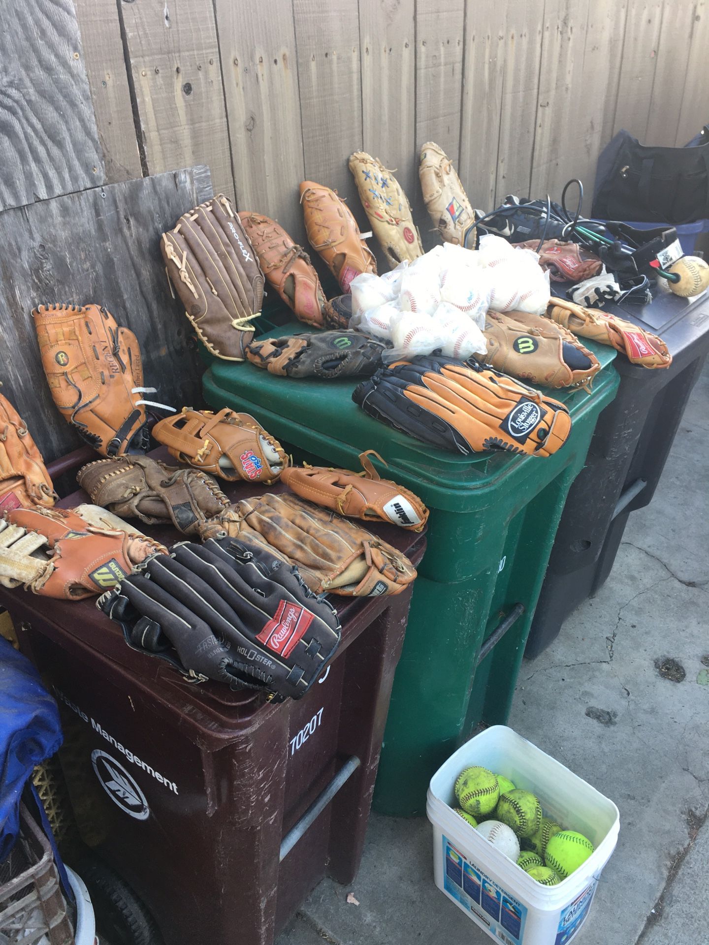 There is 20 baseball gloves 16 softballs 22 hard balls para cleats some three pairs of batting gloves and a couple of other things take them all fo