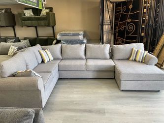 LIGHT GRAY U-SHAPED SECTIONAL
