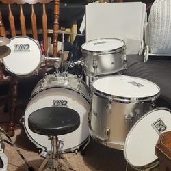TKO PERCUSSION  Drum Set 5 Piece Plus Chair 
