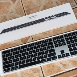 Magic Keyboard with Touch ID and Numeric Keypad for Mac models with Apple silicon Lightning Cable (USB–C) - US English - Black Keys