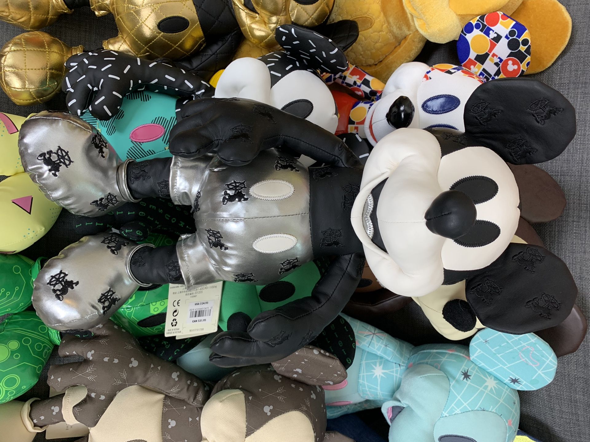Collection Complète Peluches Mickey Mouse Memories – 12 Mois – Disney Store