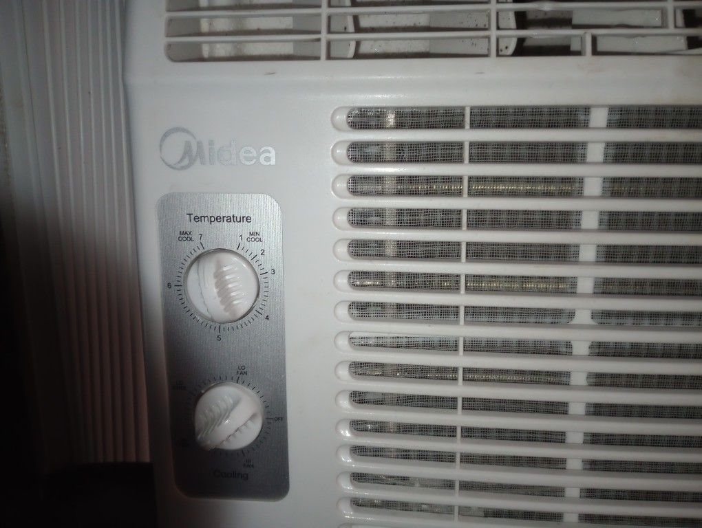 New 5200 Btu Air Conditioner