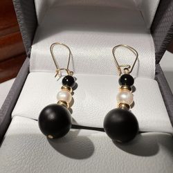 Beautiful 14k gold pendants with sweet onyx water pearls