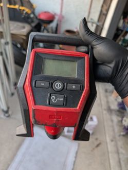 MILWAUKEE PORTABLE AIR COMPRESSOR