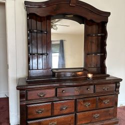 Dresser  With Mirror. 