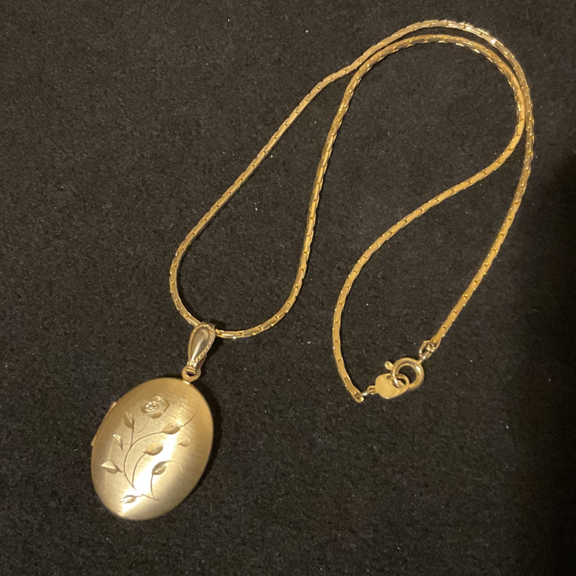 18” Gold Tone Necklace With Locket Pendant 