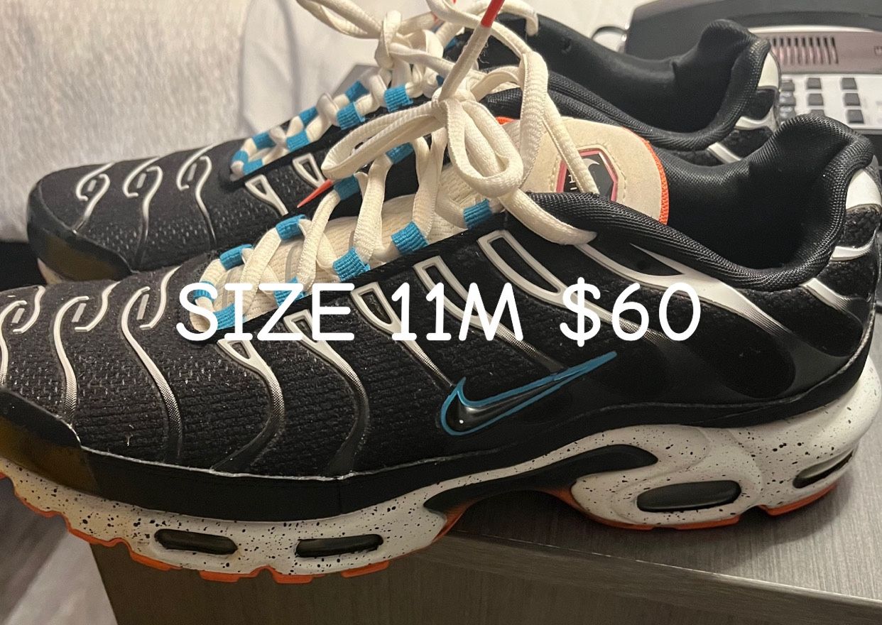 MENS NIKES SIZE 11M