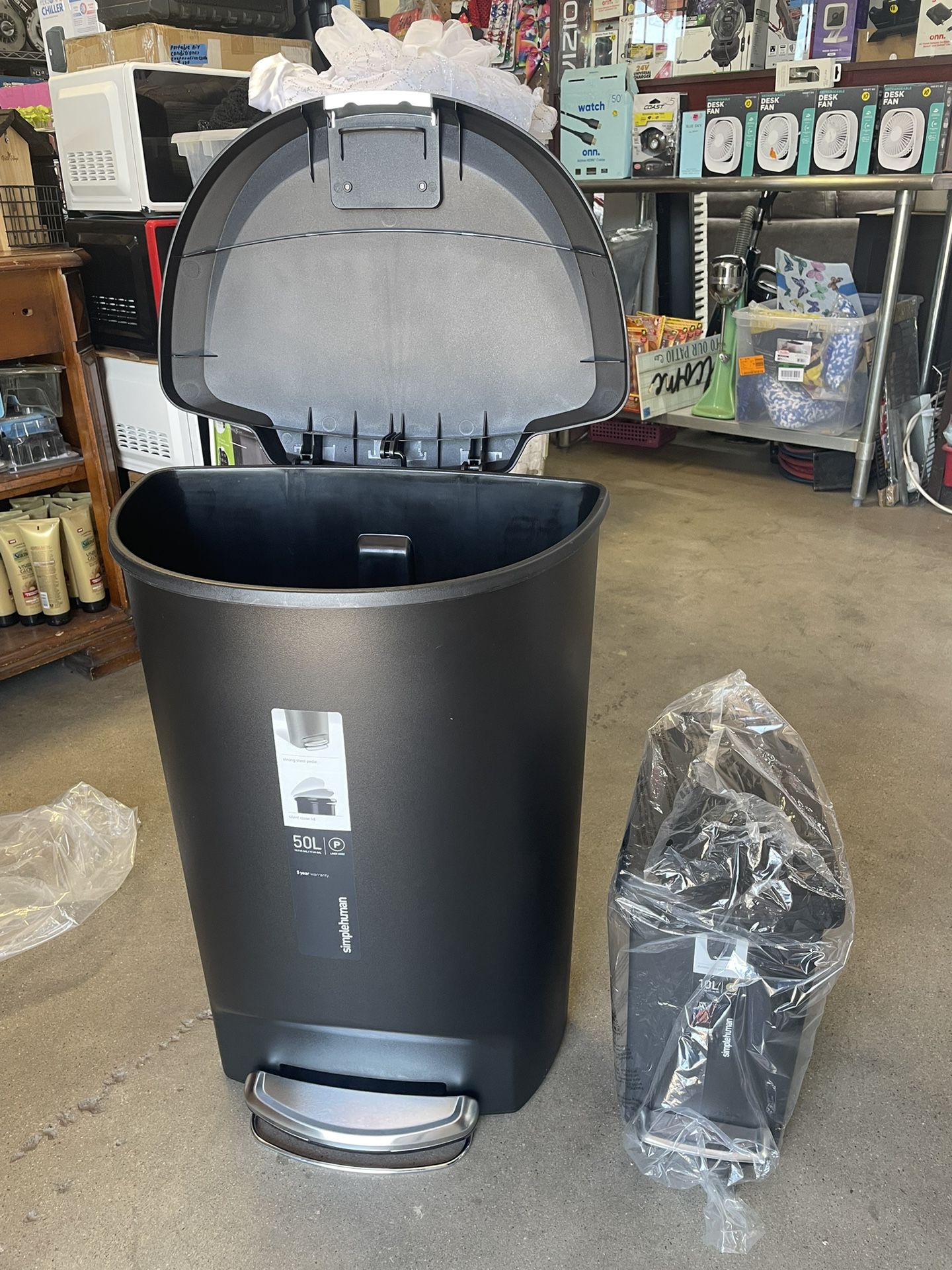 50 L Step-On Plastic Trash Can with Lid-Lock and Free 10 L Slim Black Plastic Can / Bote de basura