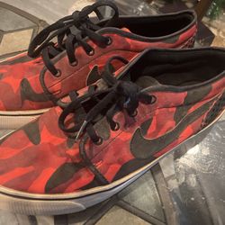 Nike, Men’s Size 8 1/2. Red and black design.