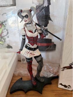 Batman Harley Quinn, Arkham Asylum statue