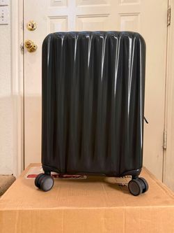 Ricardo Hardside Carry-On Spinner (Black) – Like New