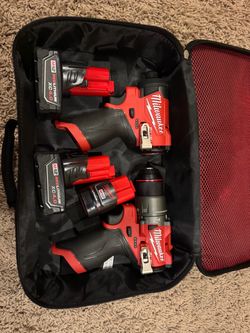 Milwaukee m12 drill set with 3 batteries