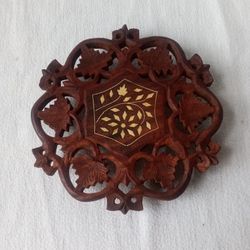 TRIVET HARDWOOD MID-CENTURY 3-Footed 6-Sided Hand-Carved Leaves, Cutouts & Inlay, Made In India, Excellent Condition 
