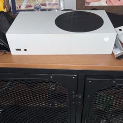 NEW XBOX ONE S(comes with all cables and a controller)