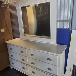 Dresser With Mirror