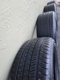Set of 17in tires / Set de llantas 17 [215/55/17]