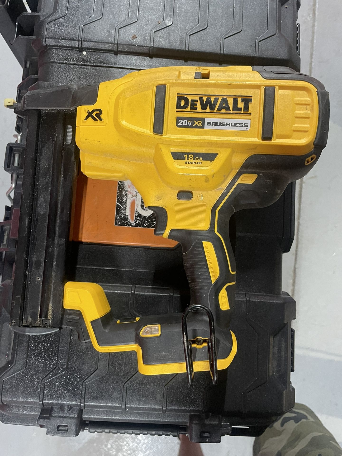 Dewalt 20V MAX XR Lithium-Ion Cordless 18-Gauge Narrow Crown Stapler
