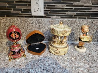 NICE MUSICAL CAROUSEL AND FIGURINES