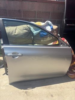RIGHT PASSENGER SIDE FRONT DOOR 2017 TOYOTA CAMRY (SILVER) WITH HINGES.