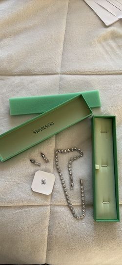 SWAROVKSI NECKLACE