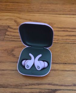 Beats Fit Pro Wireless Noise Cancelling Earbuds H1 Chip, Pink color only left side works , right side is no working battery doesn't hold, no scratche