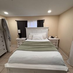 5 PIECE QUEEN WHITE RUSTIC BEDROOM SET