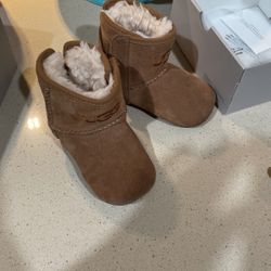 Ugg Boots 4/5 Brand
