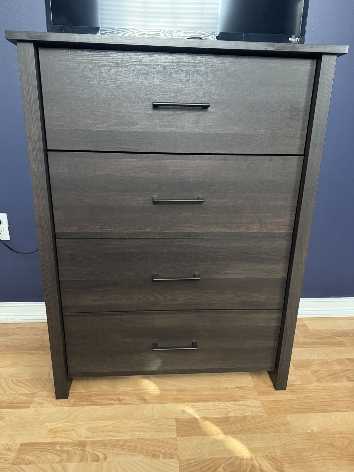 4 Drawer Dresser - Gavetero