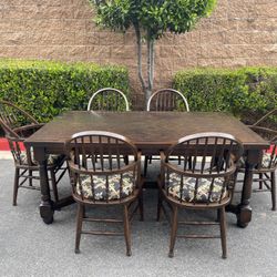 Gorgeous vintage dining set with 8 chairs  Table