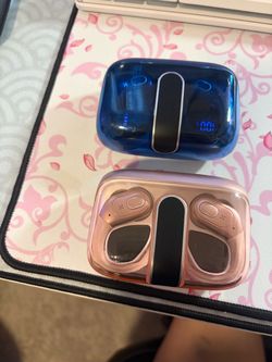 Dark blue and rose gold EarPods