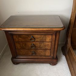Estate sale.Thomasville Bedside Table, Like New.  Come see 