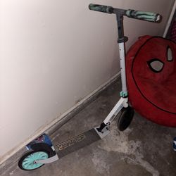 MADD Gear Kruzer Scooter 