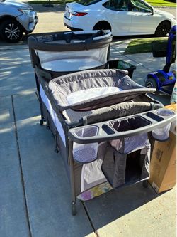 Graco Pack ’n Play with Bassinet, Changing Station & Mattress – Like New