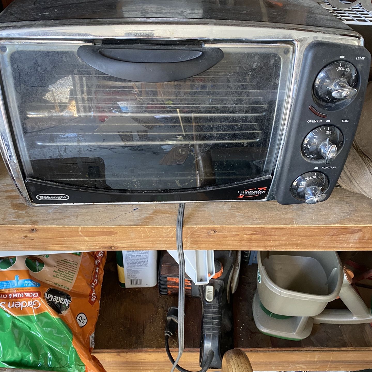 DELONGHI Toaster Oven Convection Rotisserie in EXCELLENT condition. *VERY  CLEAN! for Sale in Los Angeles, CA - OfferUp